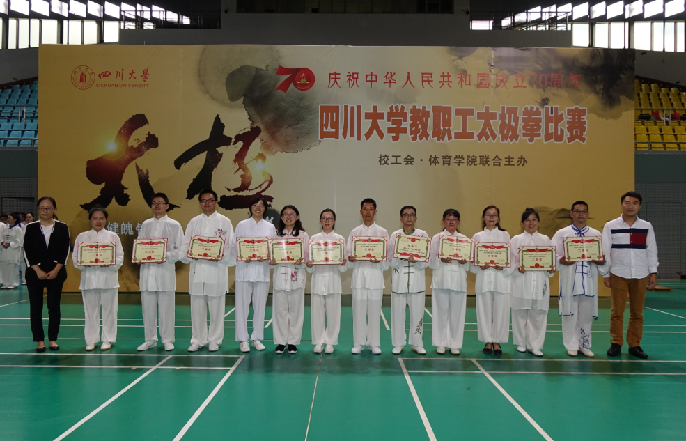 校长办公室副主任黄雯雯,宣传部副部长蔚钰为获得二等奖的单位颁奖